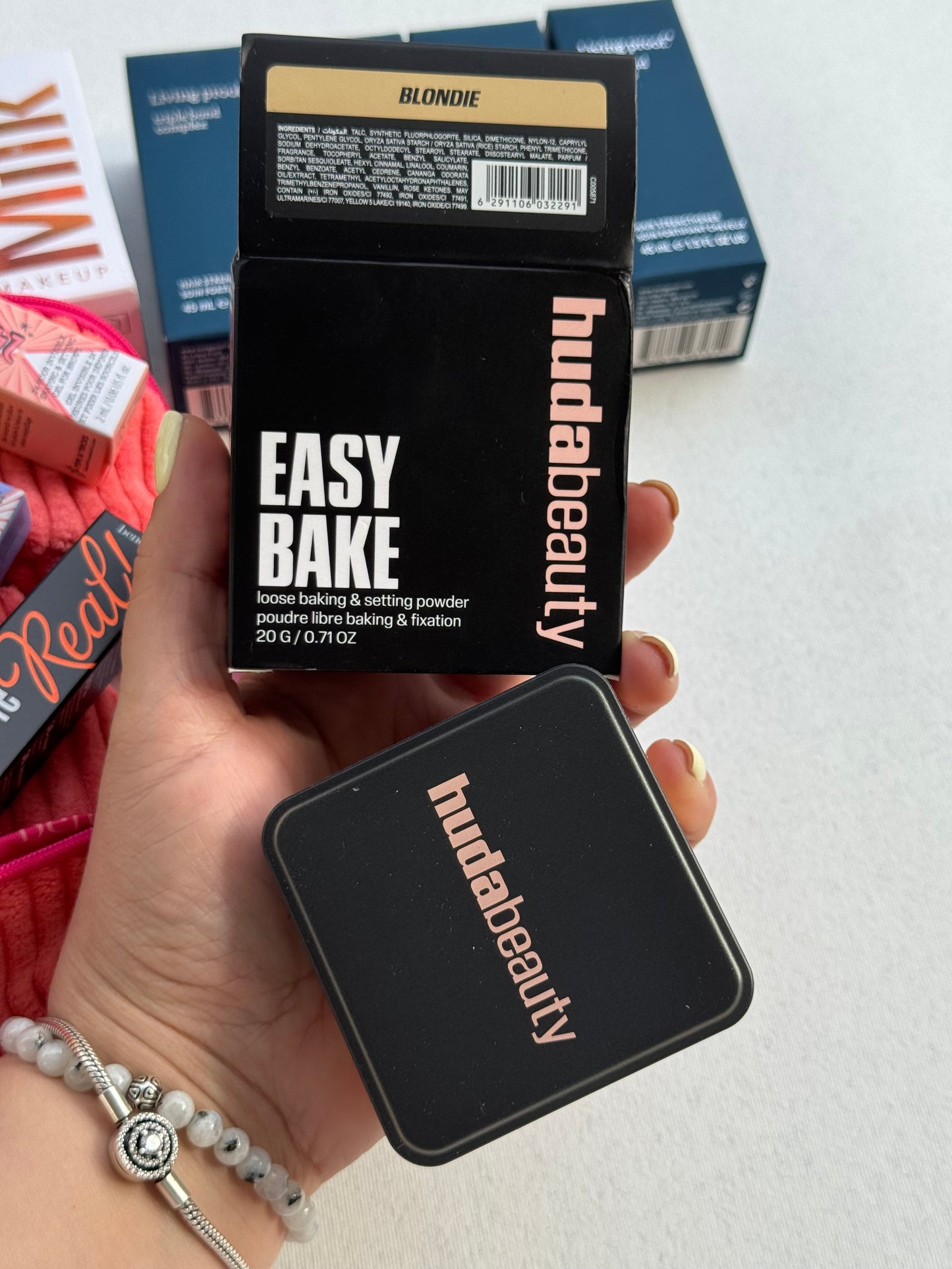 HUDA BEAUTY
Easy Bake Blurring Loose Baking & Setting Powder