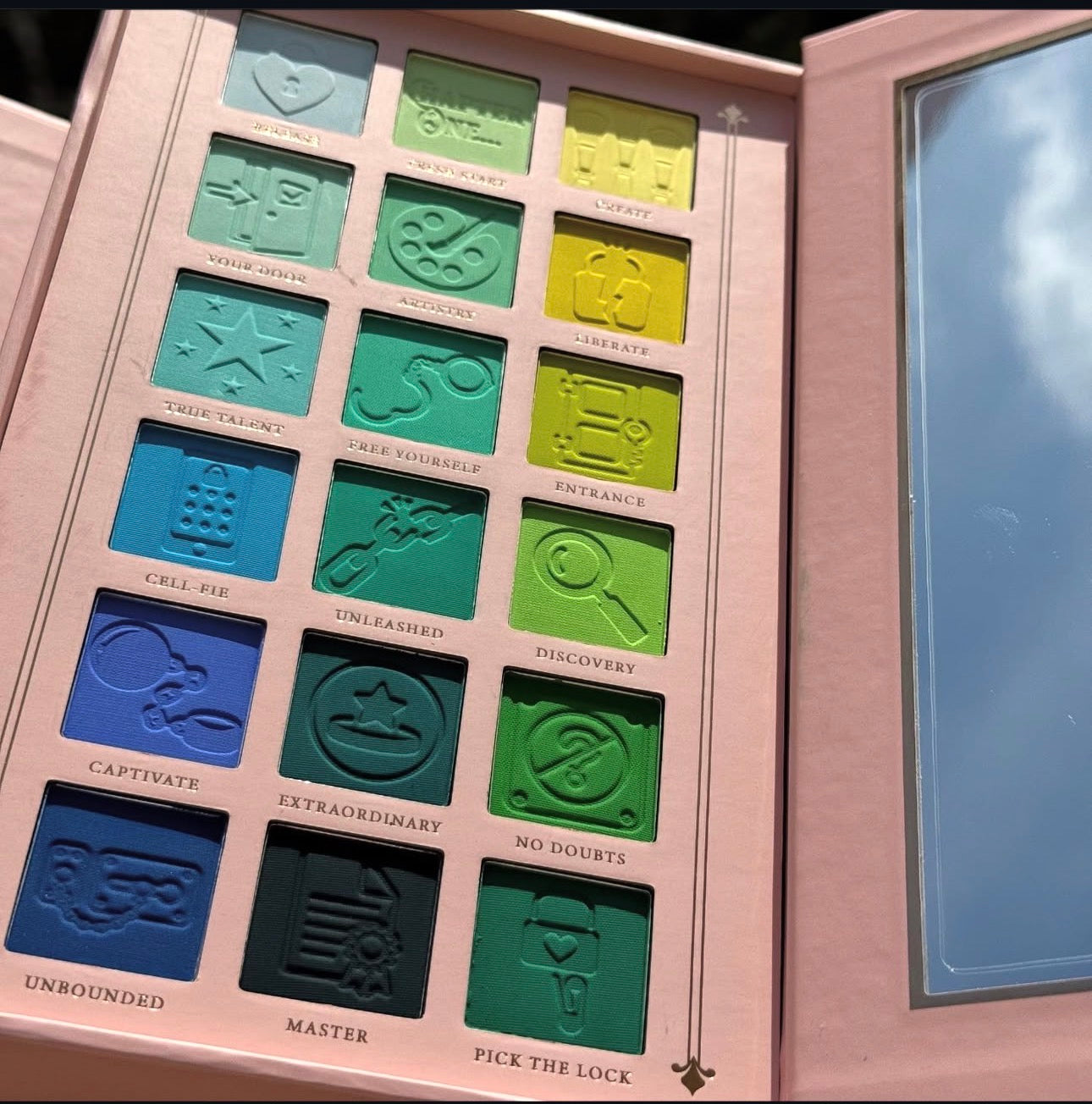 Plouise
Unlock Your Creativity Pressed Pigment Palette