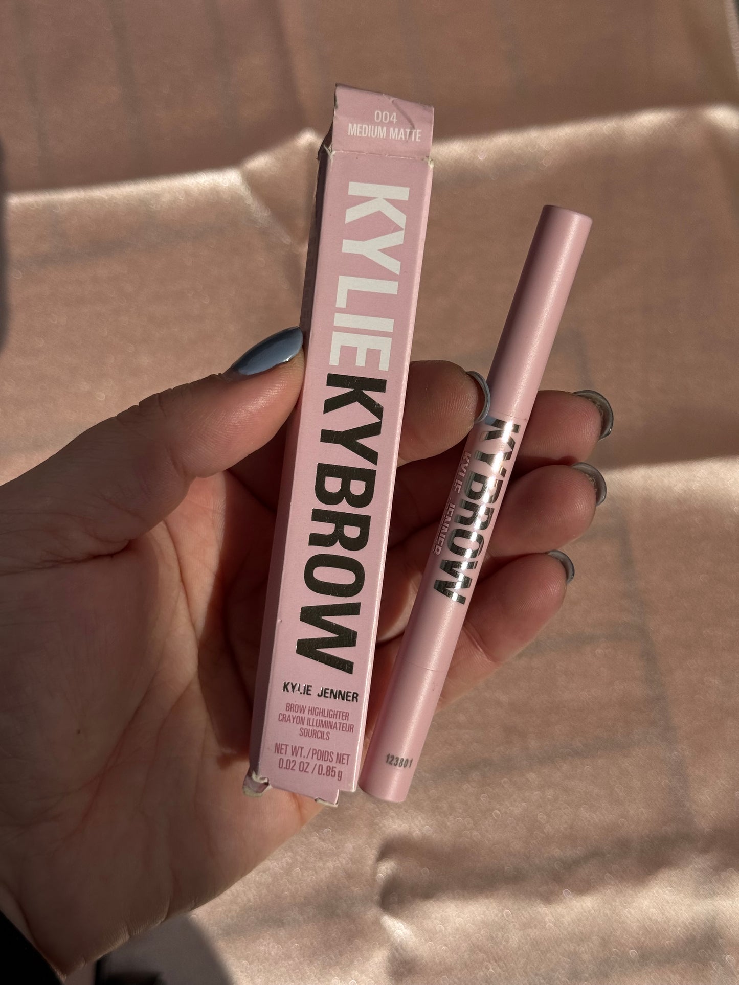 Kylie Jenner
Brow Highlighter