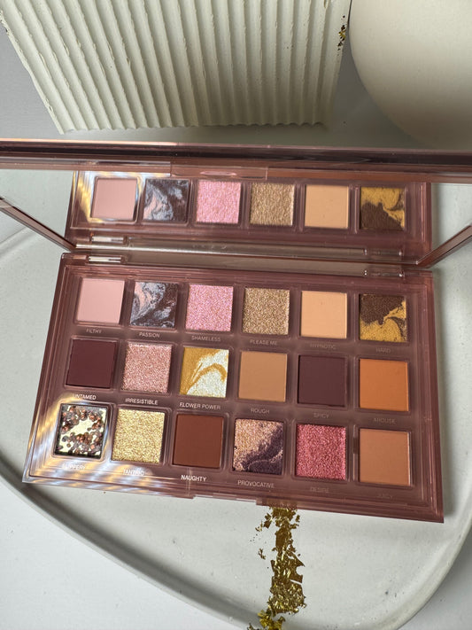 Huda Beauty                                  Naughty Nude Eyeshadow Palette