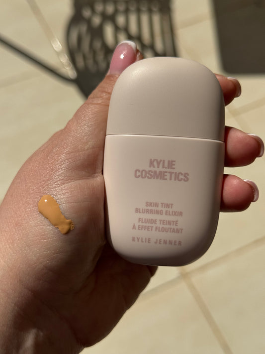 Kylie Jenner
Skin Tint Blurring Elixir
Pa sticker Pa sticker shade