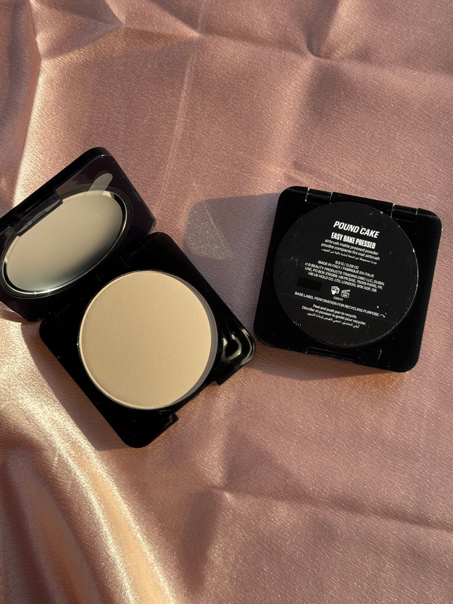 HUDA BEAUTY 
Easy Bake Airbrush Matte Pressed Setting Powder