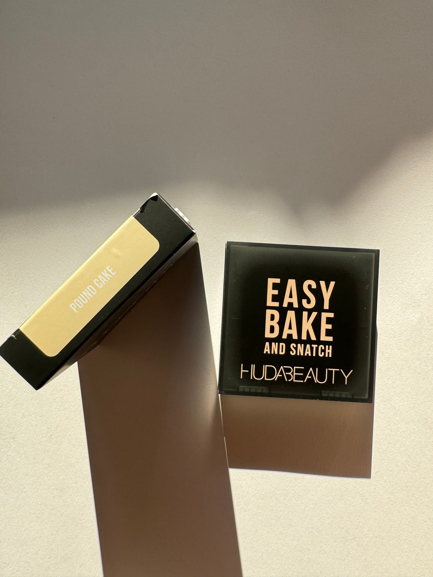 HUDA BEAUTY
Easy Bake and Snatch Pressed Talc-Free Brightening and Setting Powder