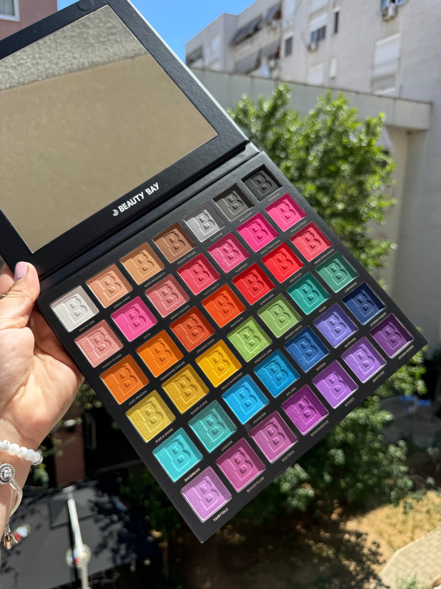By Beauty Bay
BRIGHT 42 Colour Palette