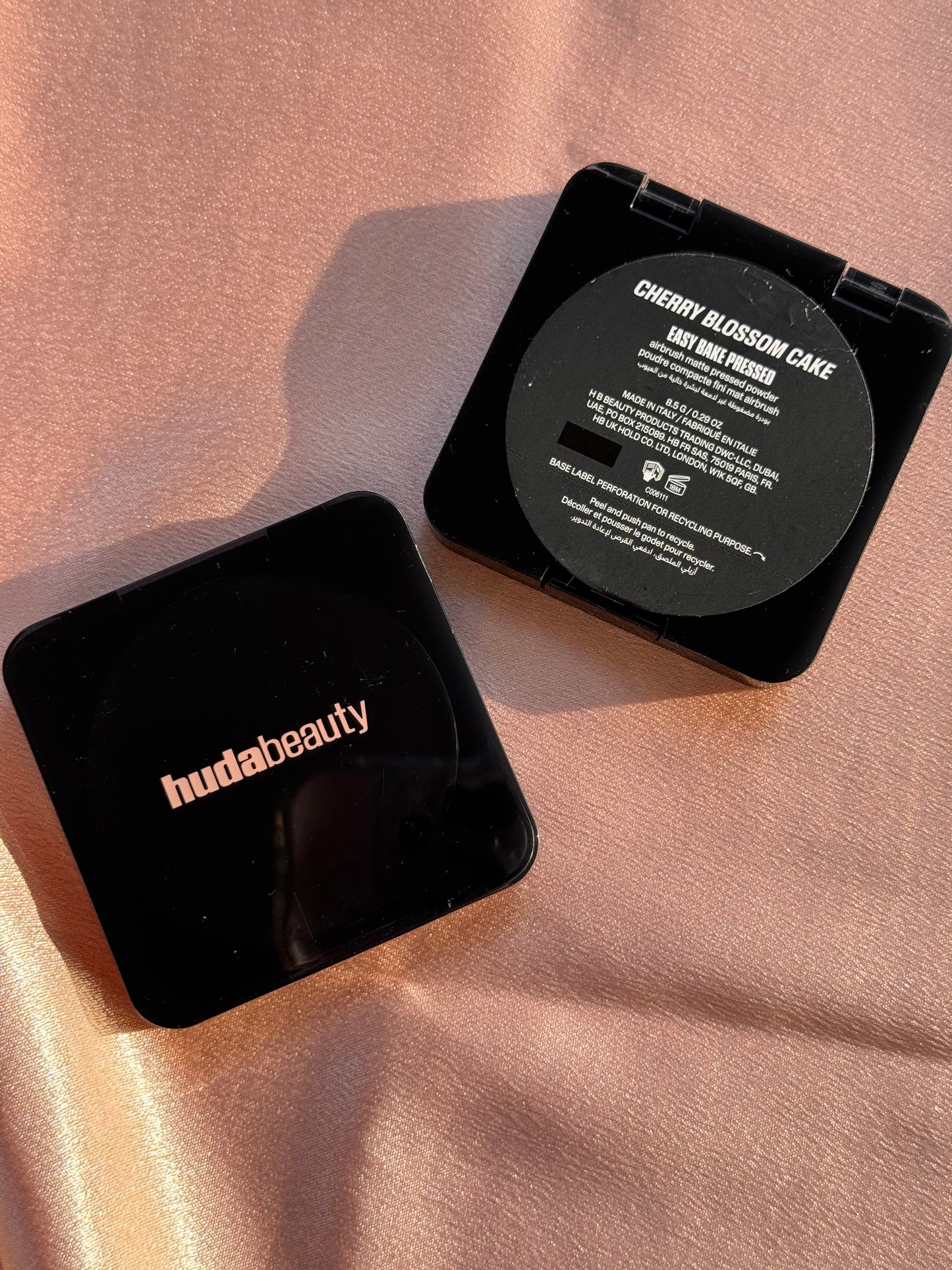 HUDA BEAUTY 
Easy Bake Airbrush Matte Pressed Setting Powder