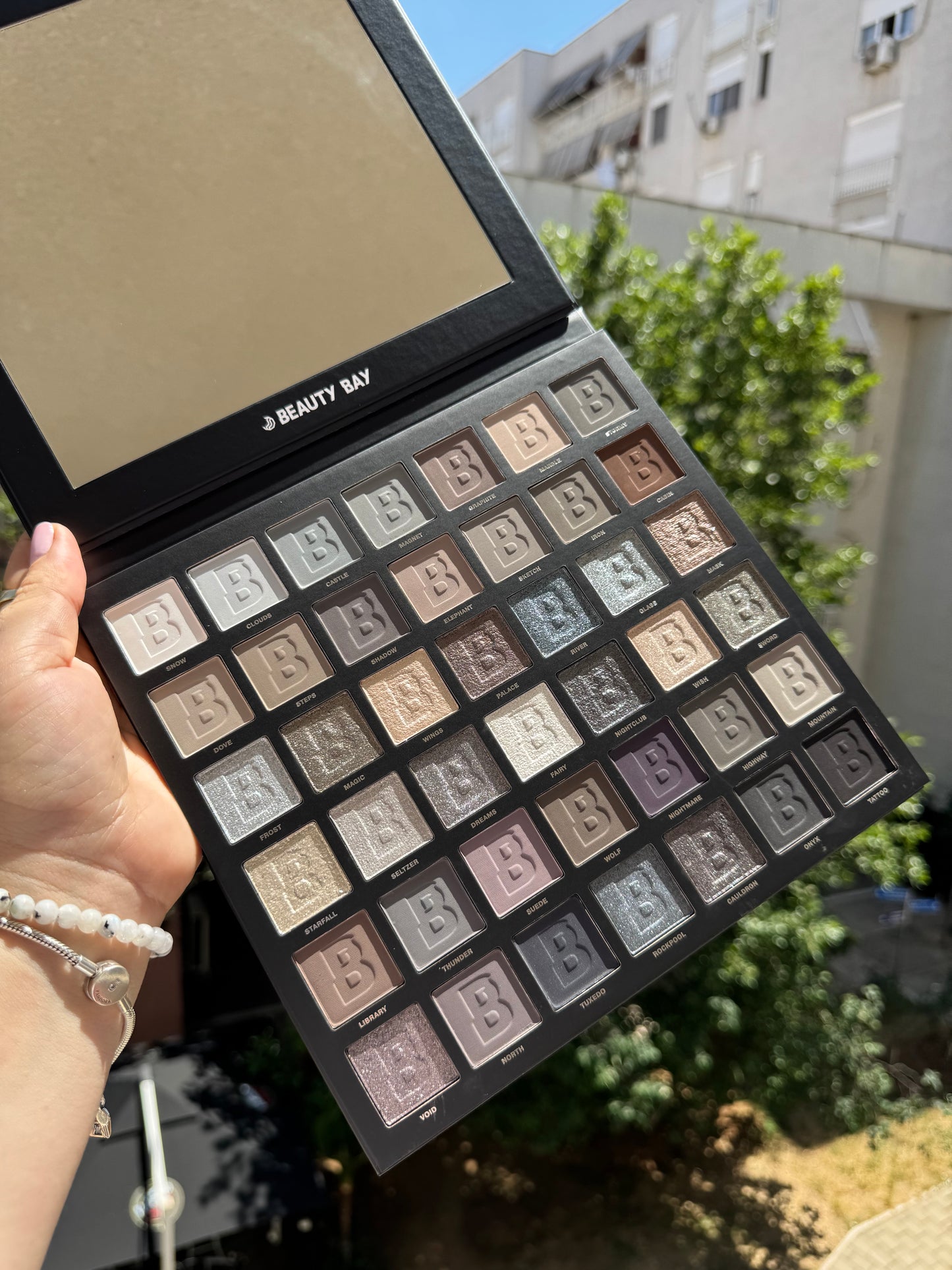By Beauty Bay
SMOKY 42 Colour Palette