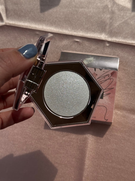 Fenty Beauty by Rihanna 
Diamond Bomb All-Over Diamond Veil