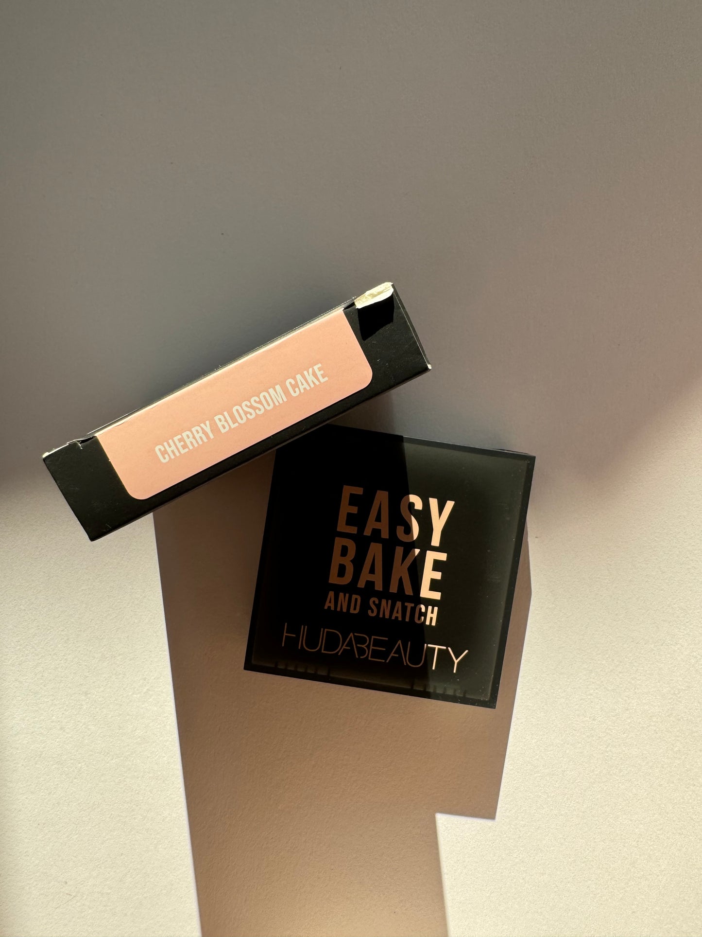 HUDA BEAUTY
Easy Bake and Snatch Pressed Talc-Free Brightening and Setting Powder