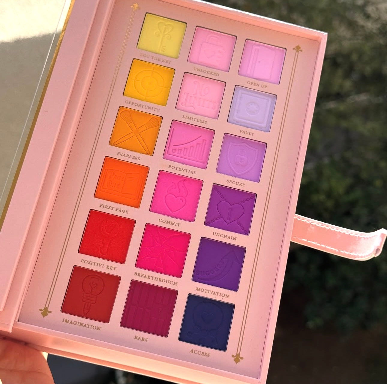 Plouise
Unlock Your Creativity Pressed Pigment Palette