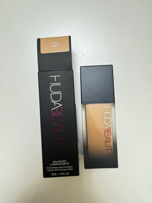 HUDA BEAUTY
#FauxFilter Luminous Matte Foundation