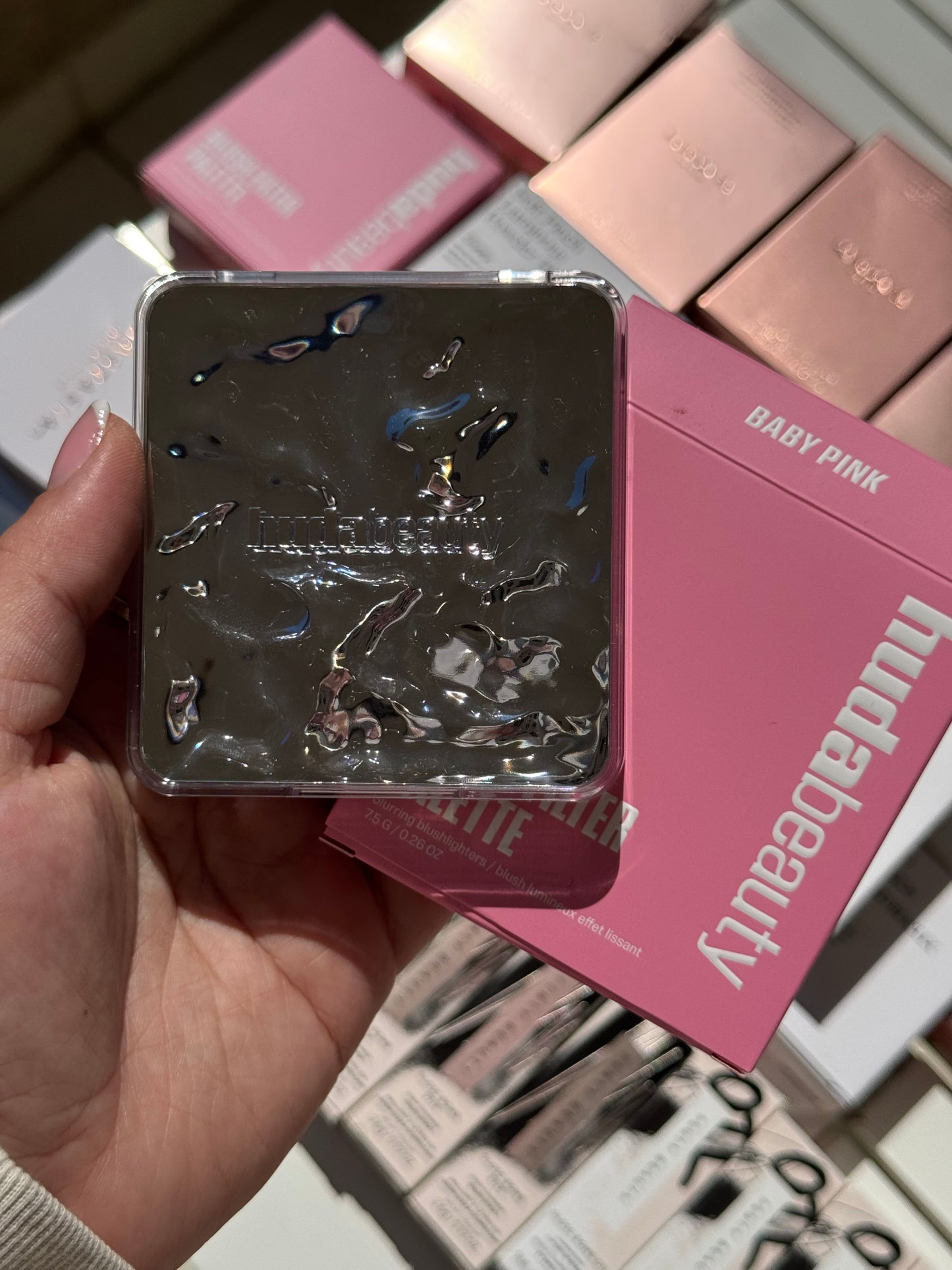 HUDA BEAUTY
Blush Filter Blurring Blushlighters Palette