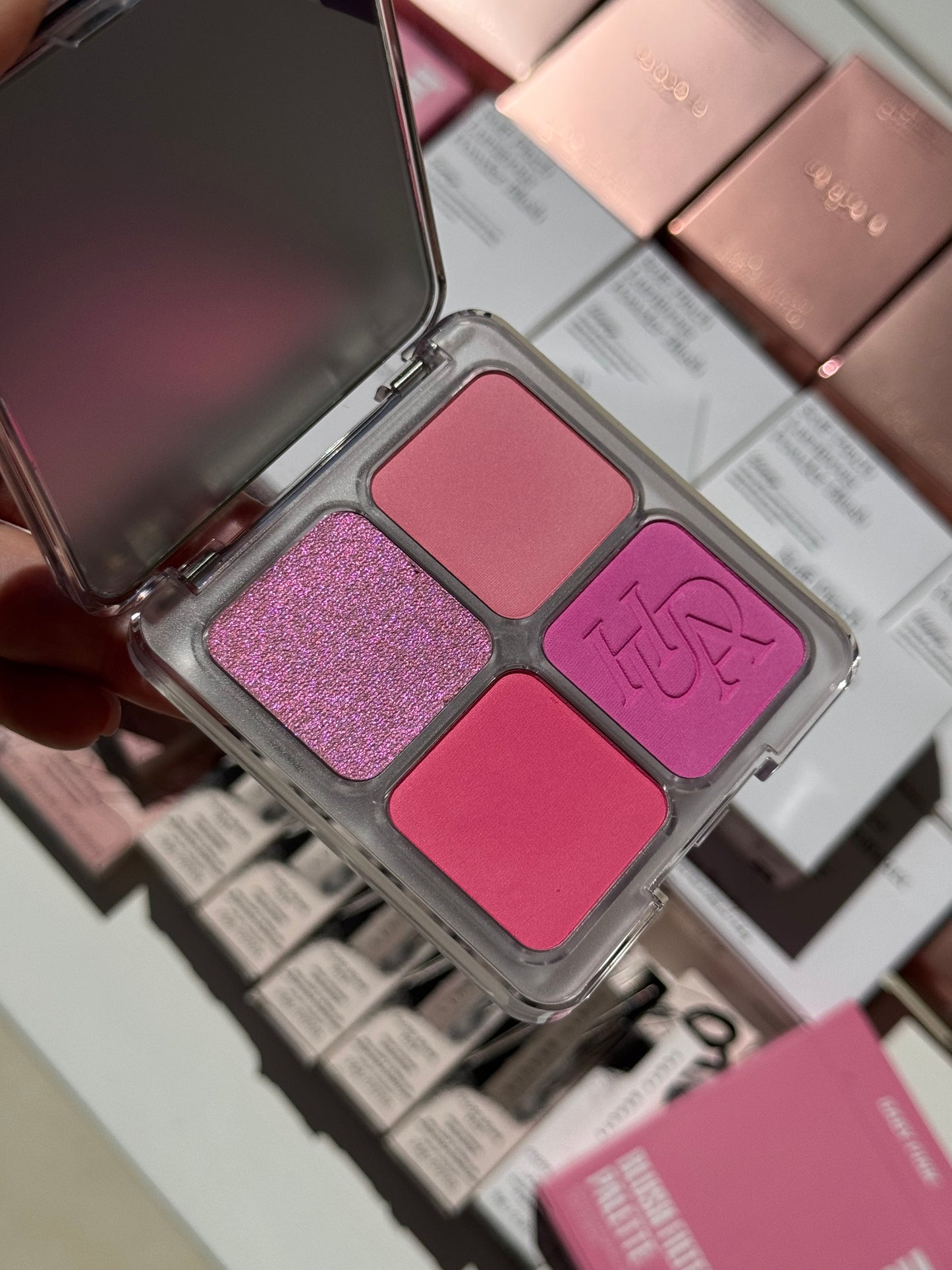 HUDA BEAUTY
Blush Filter Blurring Blushlighters Palette