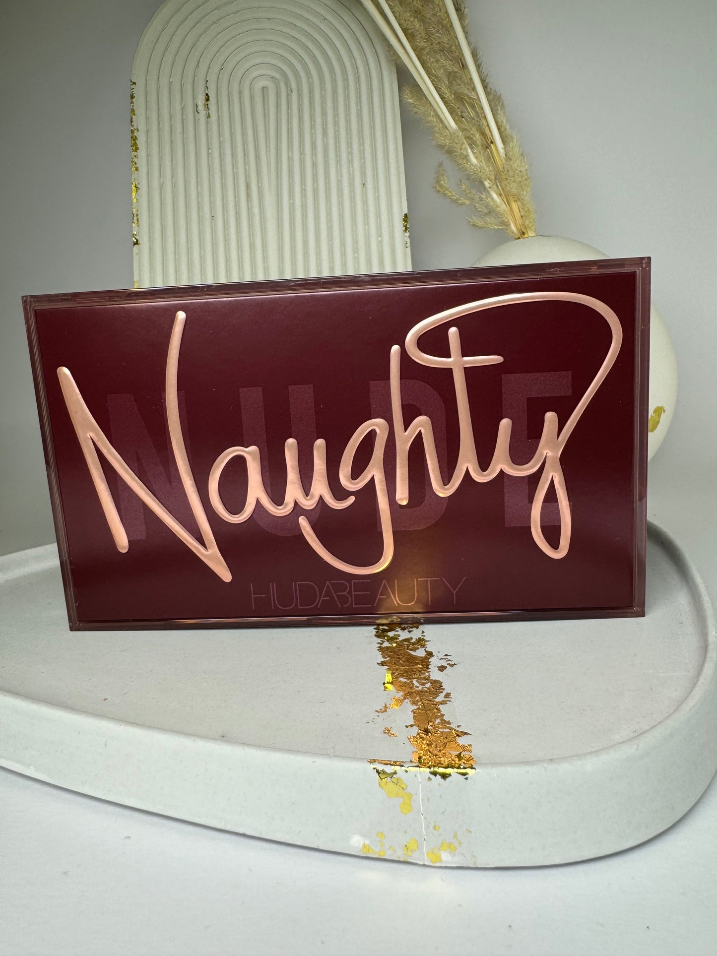 Huda Beauty                                  Naughty Nude Eyeshadow Palette