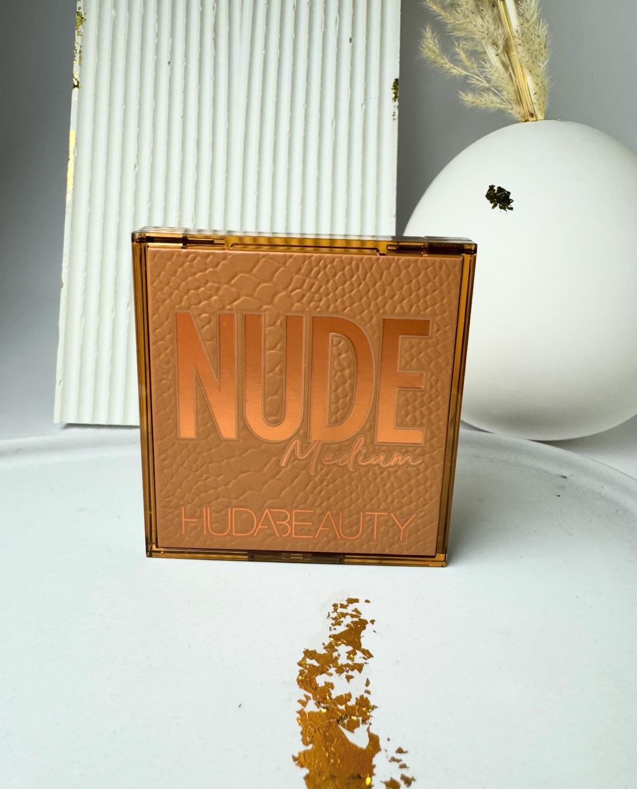 Huda Beauty                          Nude Medium Obsessions Eyeshadow Palette