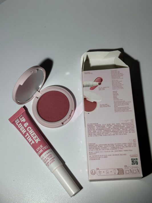Kylie Jenner
Blush Duo Gift Set