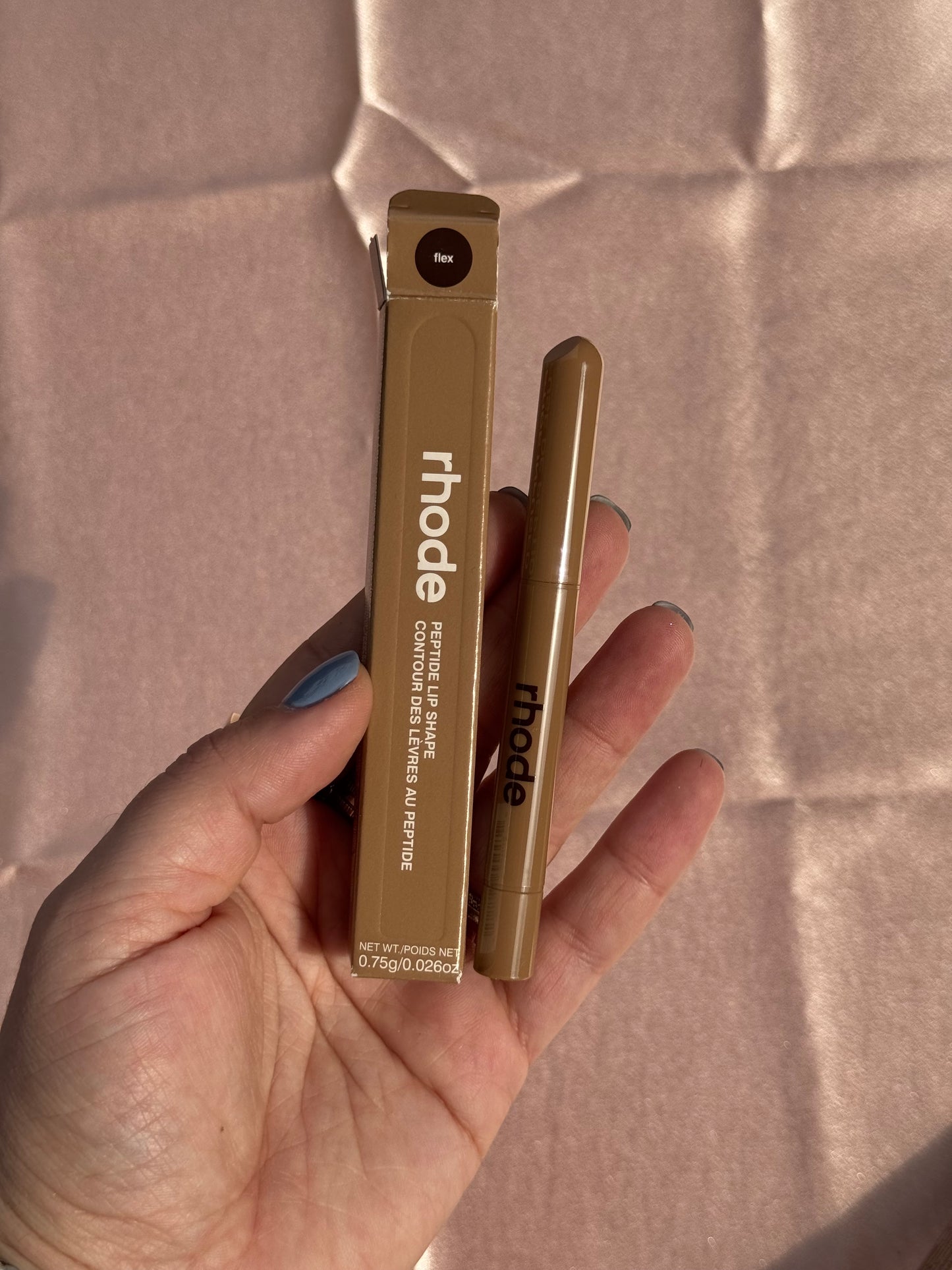 rhode
Peptide Lip Shape Contouring Lip Shaper