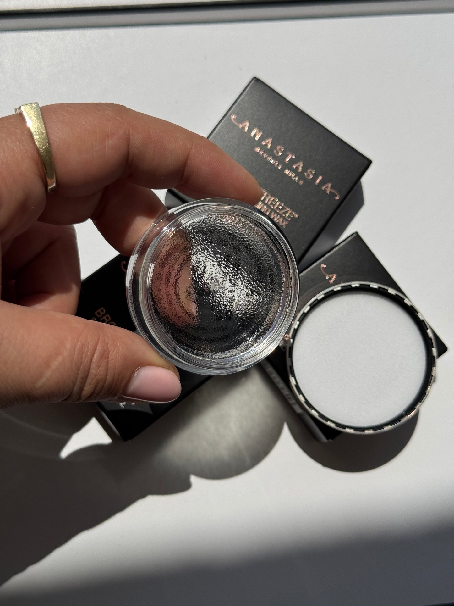 ANASTASIA BEVERLY HILLS
BROW FREEZE EXTREME HOLD LAMINATED-LOOK SCULPTING WAX