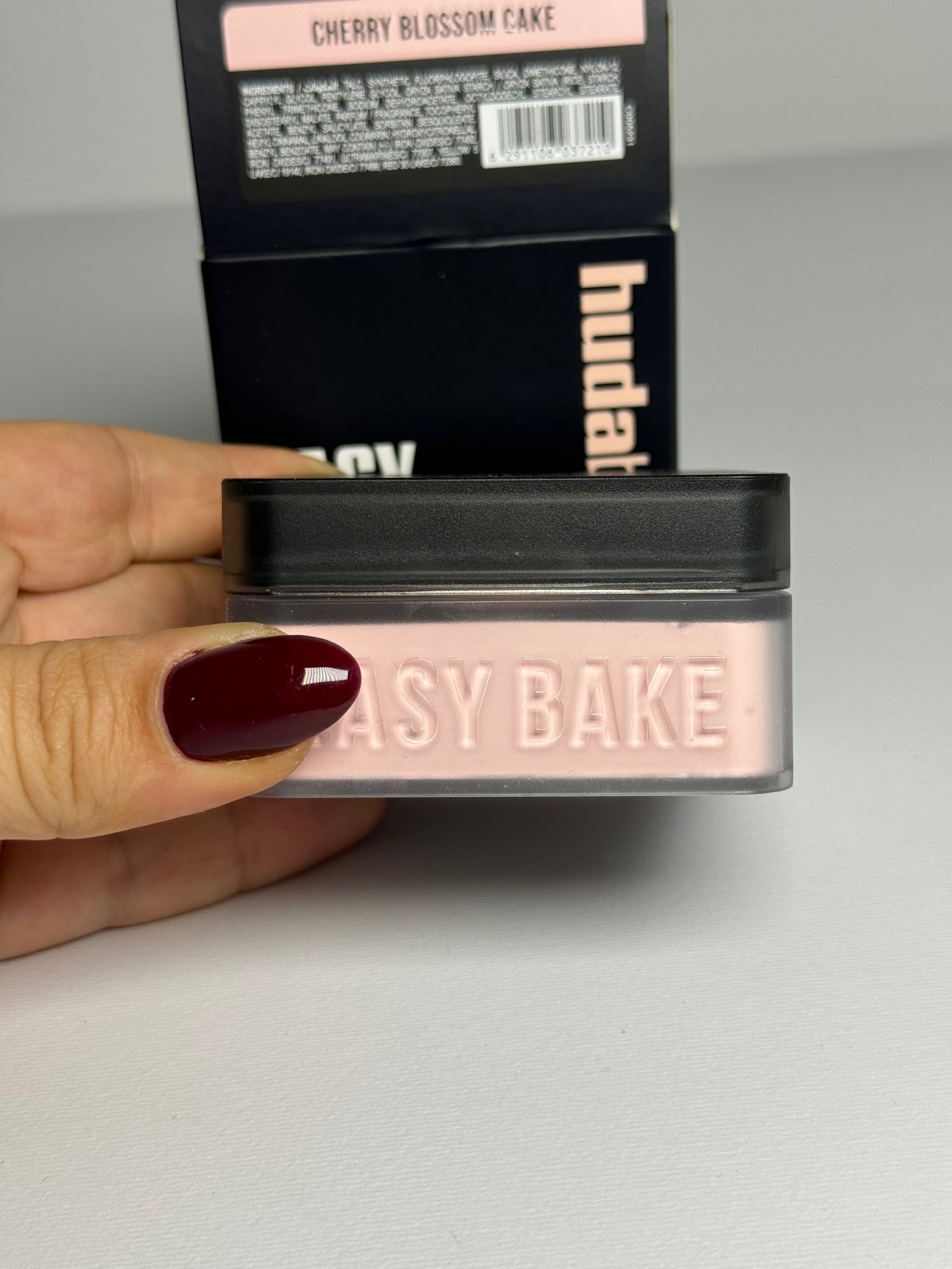 HUDA BEAUTY
Easy Bake Loose Baking & Setting Powder