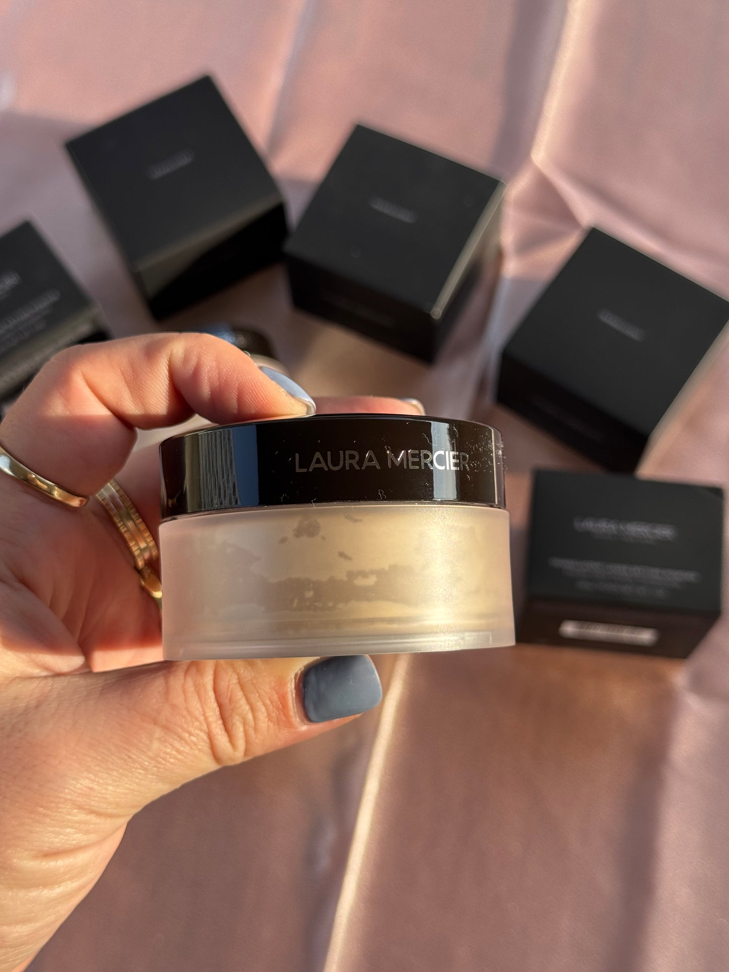 Laura Mercier 
Translucent Loose Longwear Setting Powder
