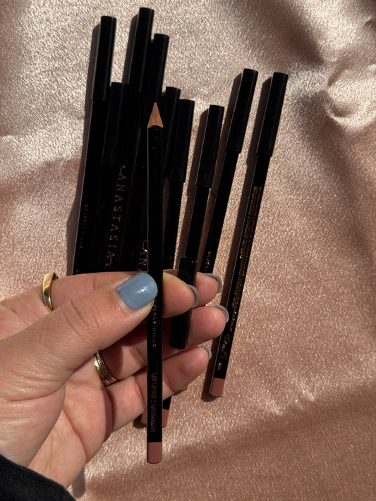 Anastasia Beverly Hills 
Velvety-Matte Precision Shaping Lip Liner