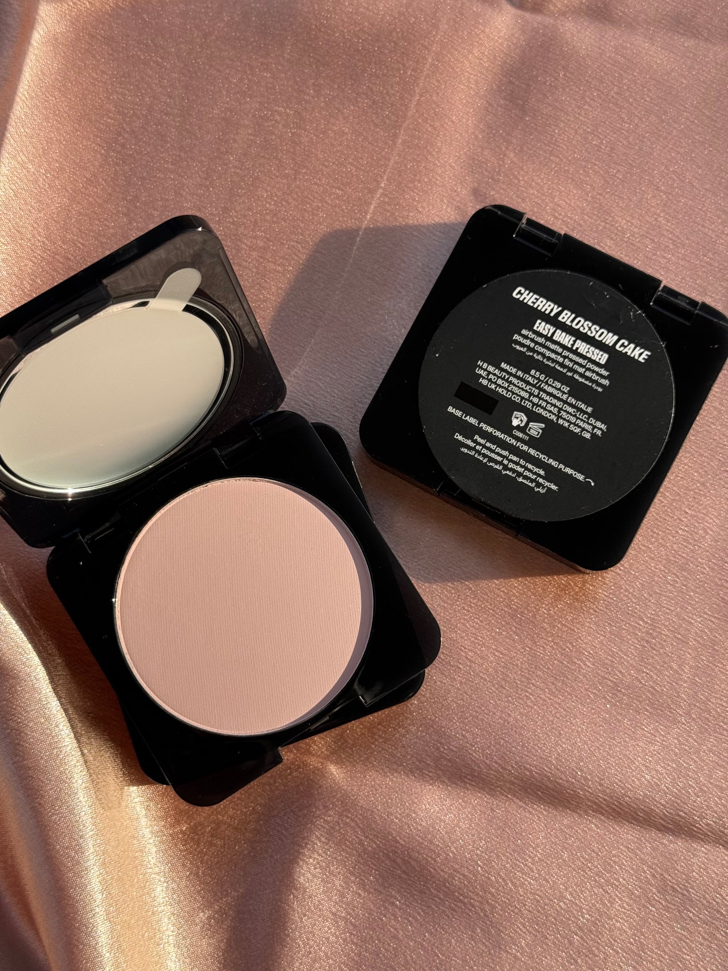 HUDA BEAUTY 
Easy Bake Airbrush Matte Pressed Setting Powder