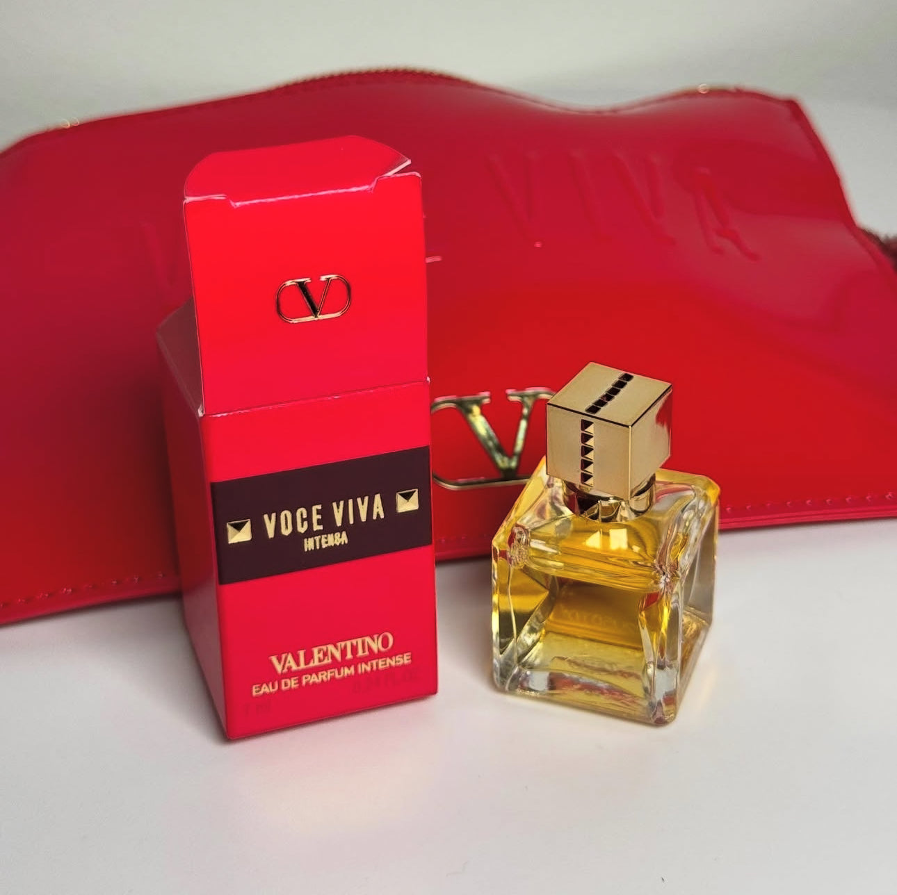 Set
Valentino Voce Viva Makeup Bag
Valentino Voce Viva Intense EDP 7 ml