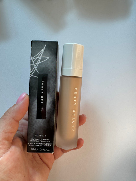 Fenty Beauty by Rihanna
Soft’Lit Naturally Luminous Hydrating Longwear Foundation