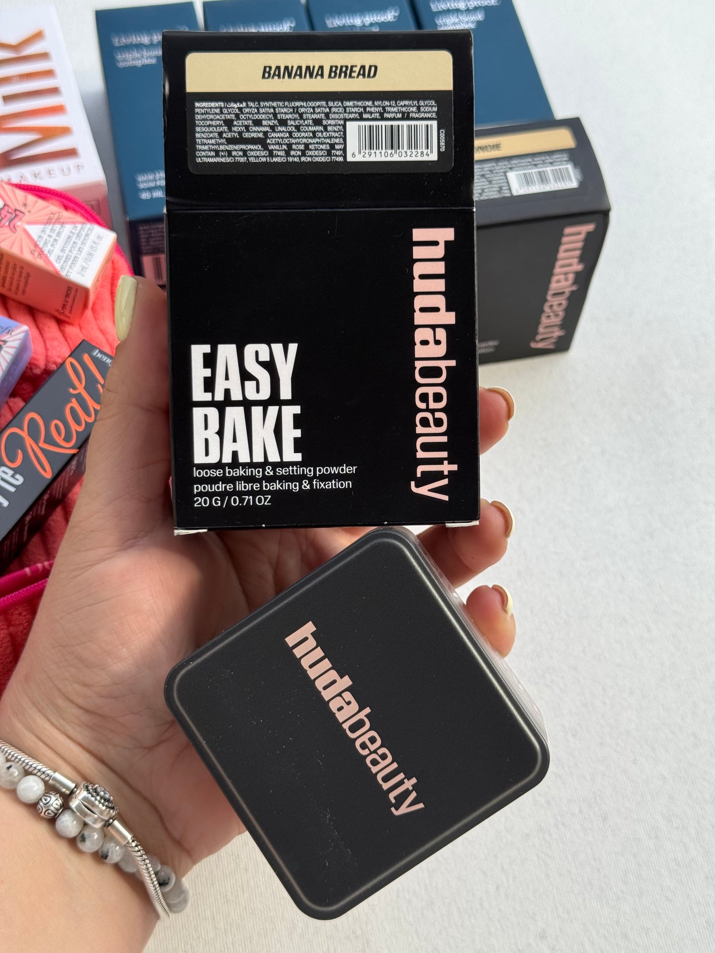 HUDA BEAUTY
Easy Bake Blurring Loose Baking & Setting Powder