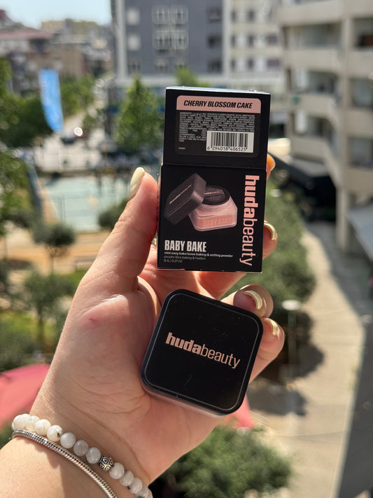 HUDA BEAUTY
Mini Easy Bake Loose Baking & Setting Powder