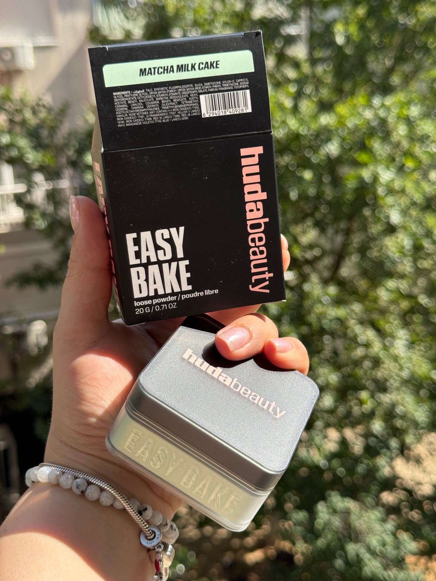 HUDA BEAUTY
Easy Bake Blurring Loose Baking & Setting Powder