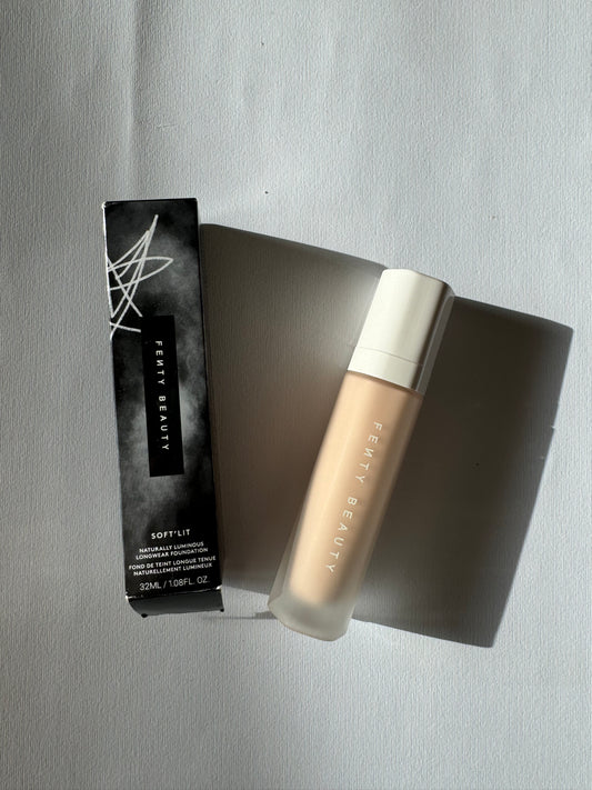 Fenty Beauty by Rihanna
Soft’Lit Naturally Luminous Hydrating Longwear Foundation