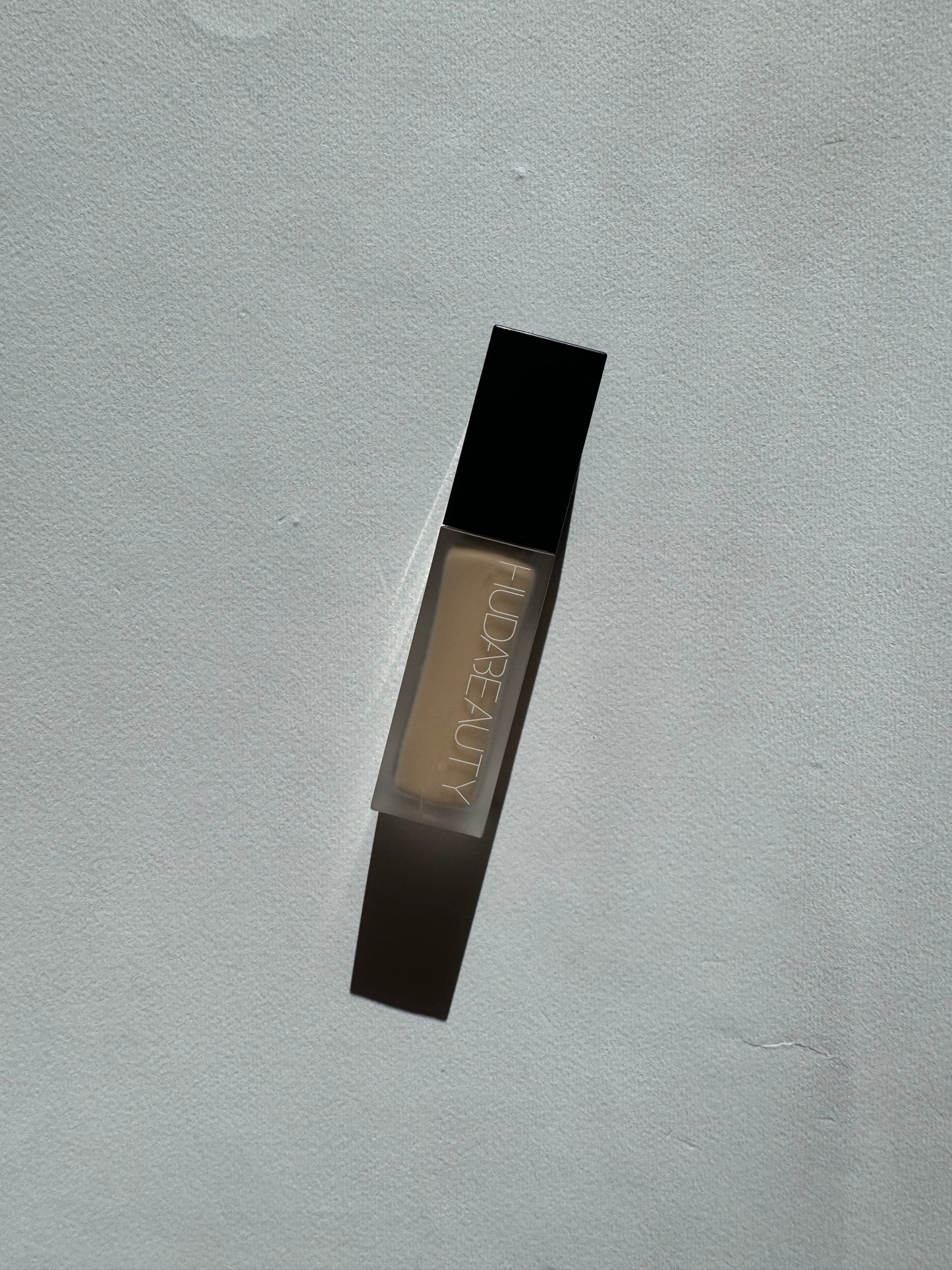 HUDA BEAUTY
#FauxFilter Matte Buildable Coverage Waterproof Concealer
Pa kuti dhe pa stickerin e shadet