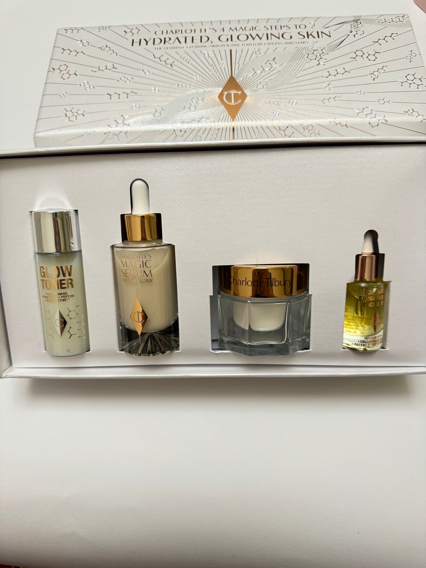 Charlotte Tilbury
Charlotte’s 4 Magic Step To Hydrated,Glowing Skin
-Glow Toner 30 ml
-Magic Serum Crystal Elixir 30 ml
-Magic Cream 30 ml
-Collagen Superfusion Facial Oil 8 ml