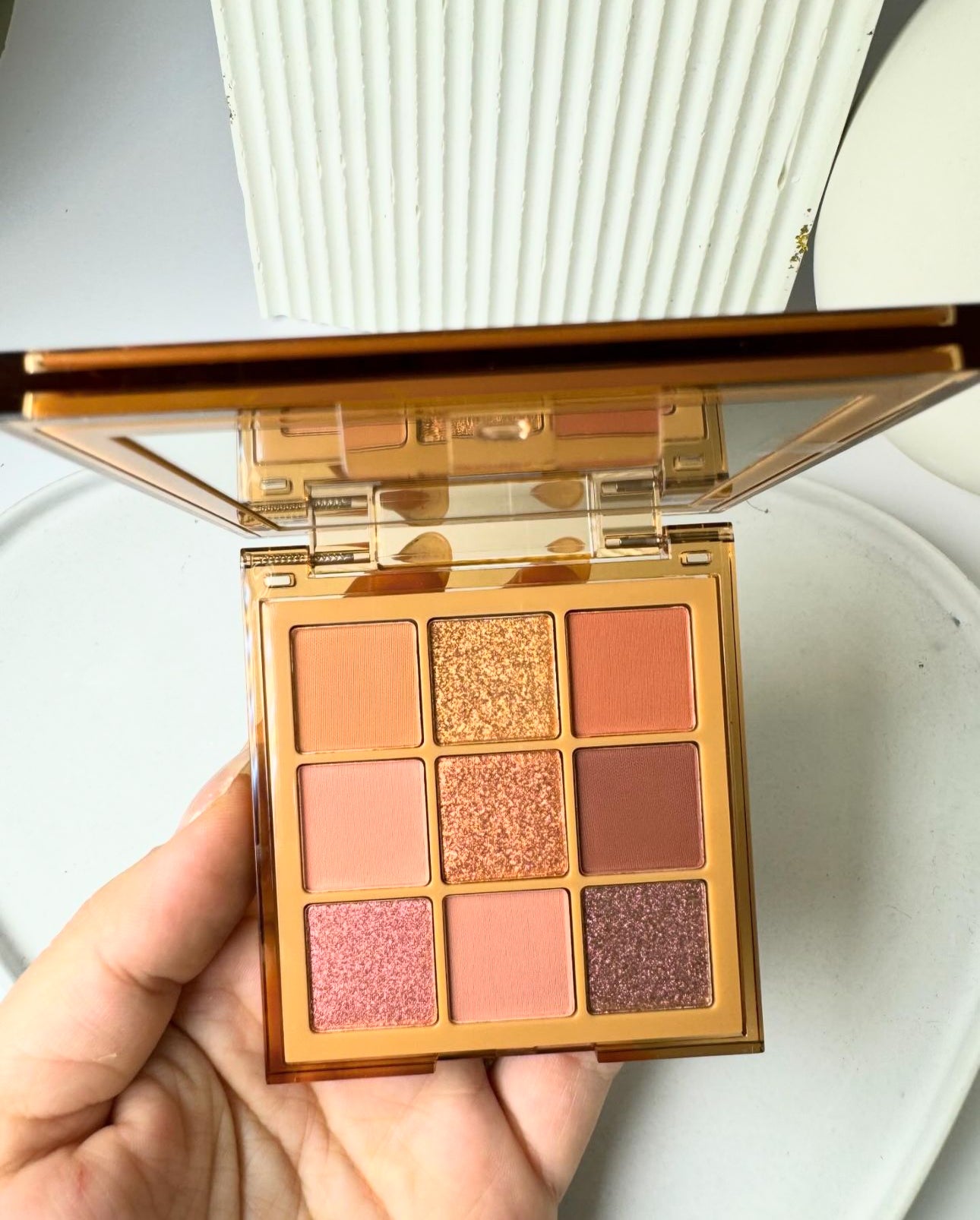 Huda Beauty                          Nude Medium Obsessions Eyeshadow Palette