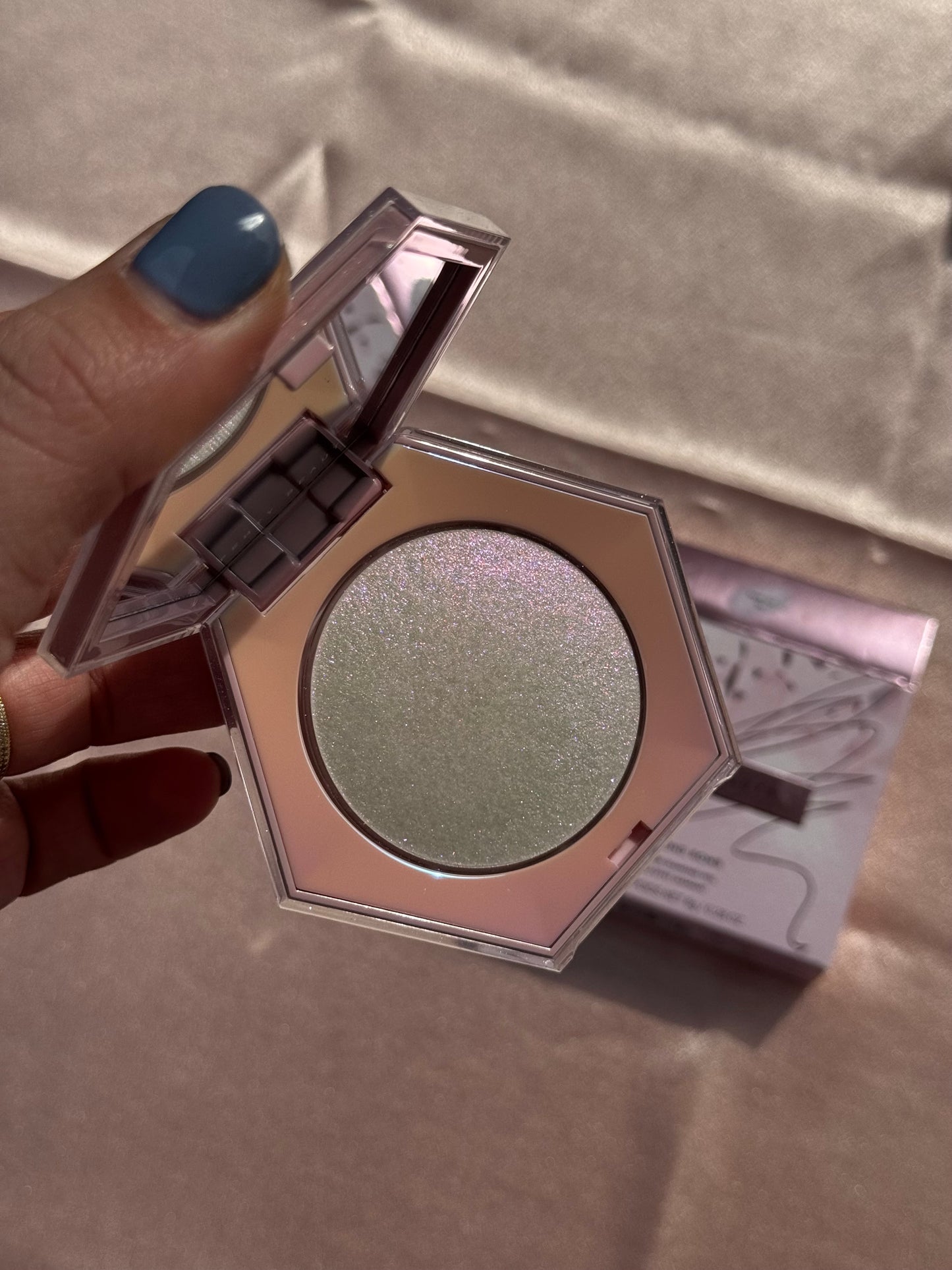 Fenty Beauty by Rihanna 
Diamond Bomb All-Over Diamond Veil