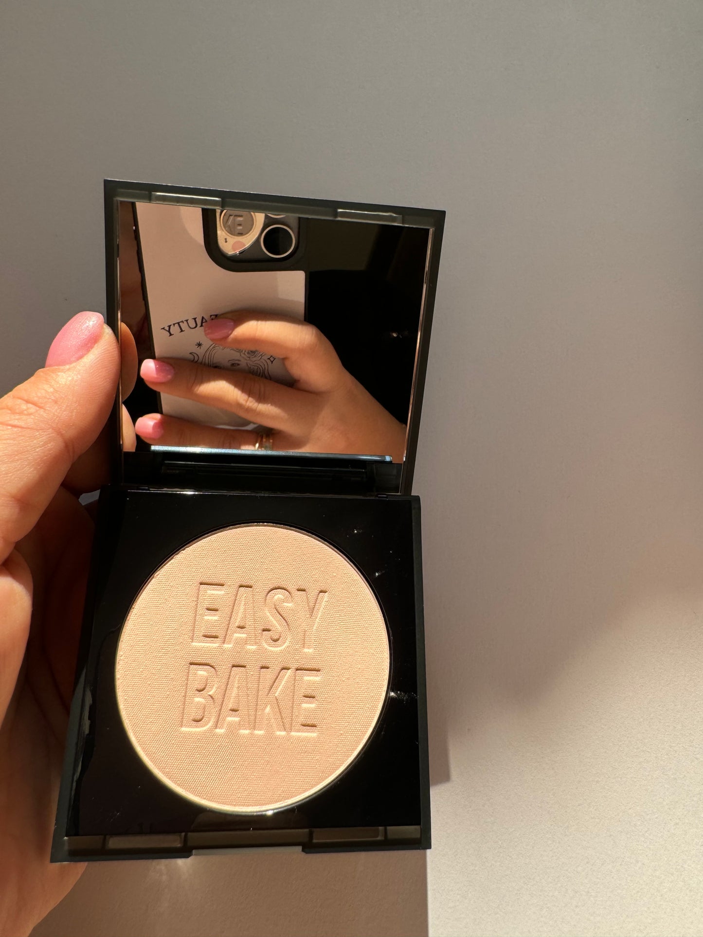 HUDA BEAUTY
Easy Bake and Snatch Pressed Talc-Free Brightening and Setting Powder