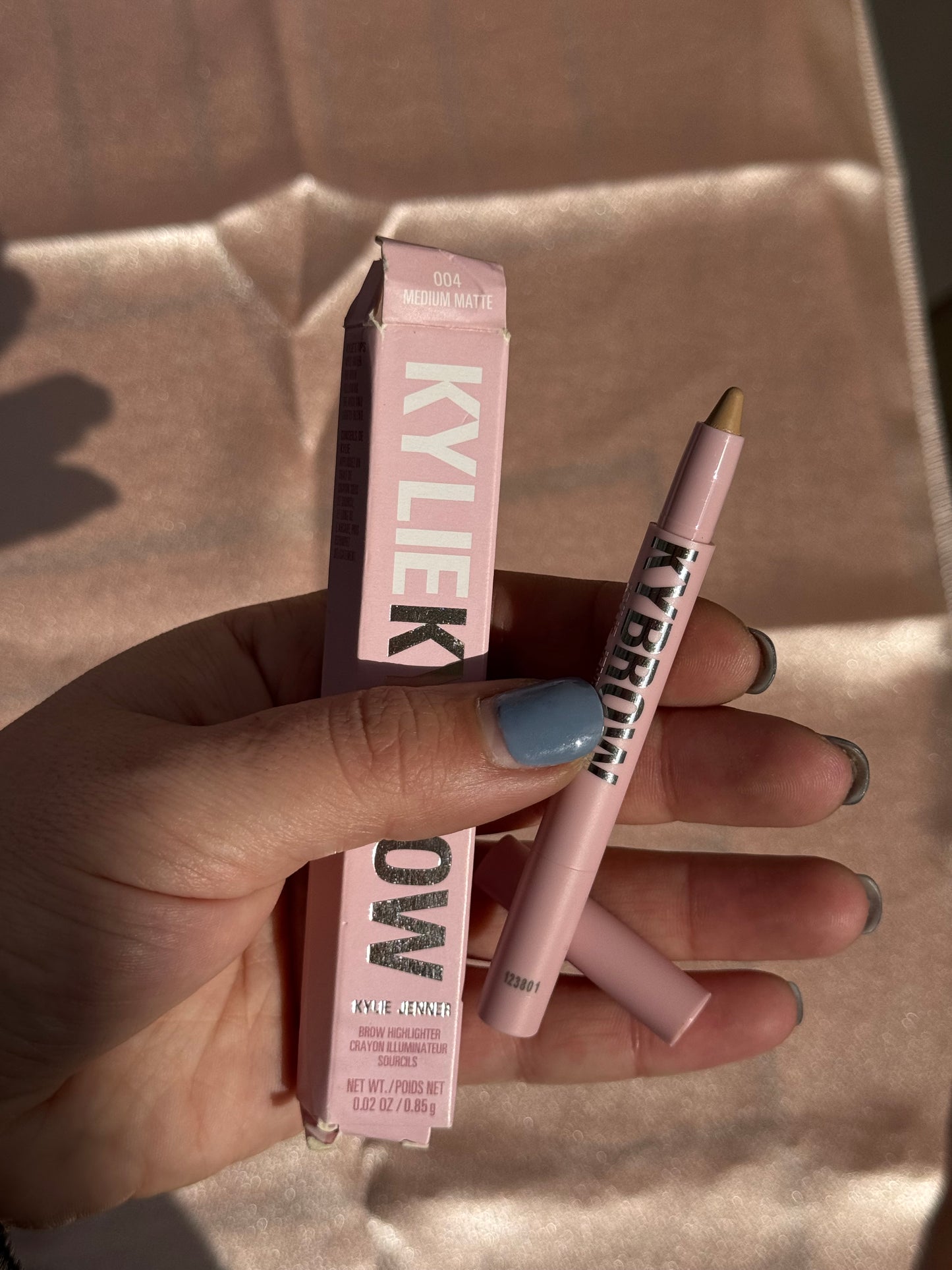 Kylie Jenner
Brow Highlighter