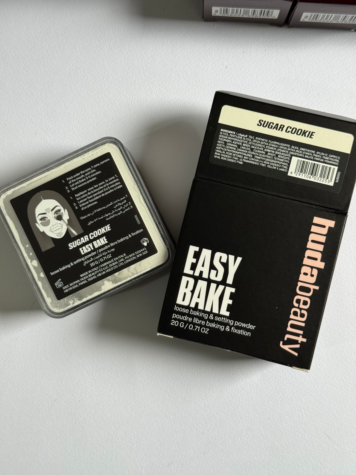 HUDA BEAUTY
Easy Bake Blurring Loose Baking & Setting Powder