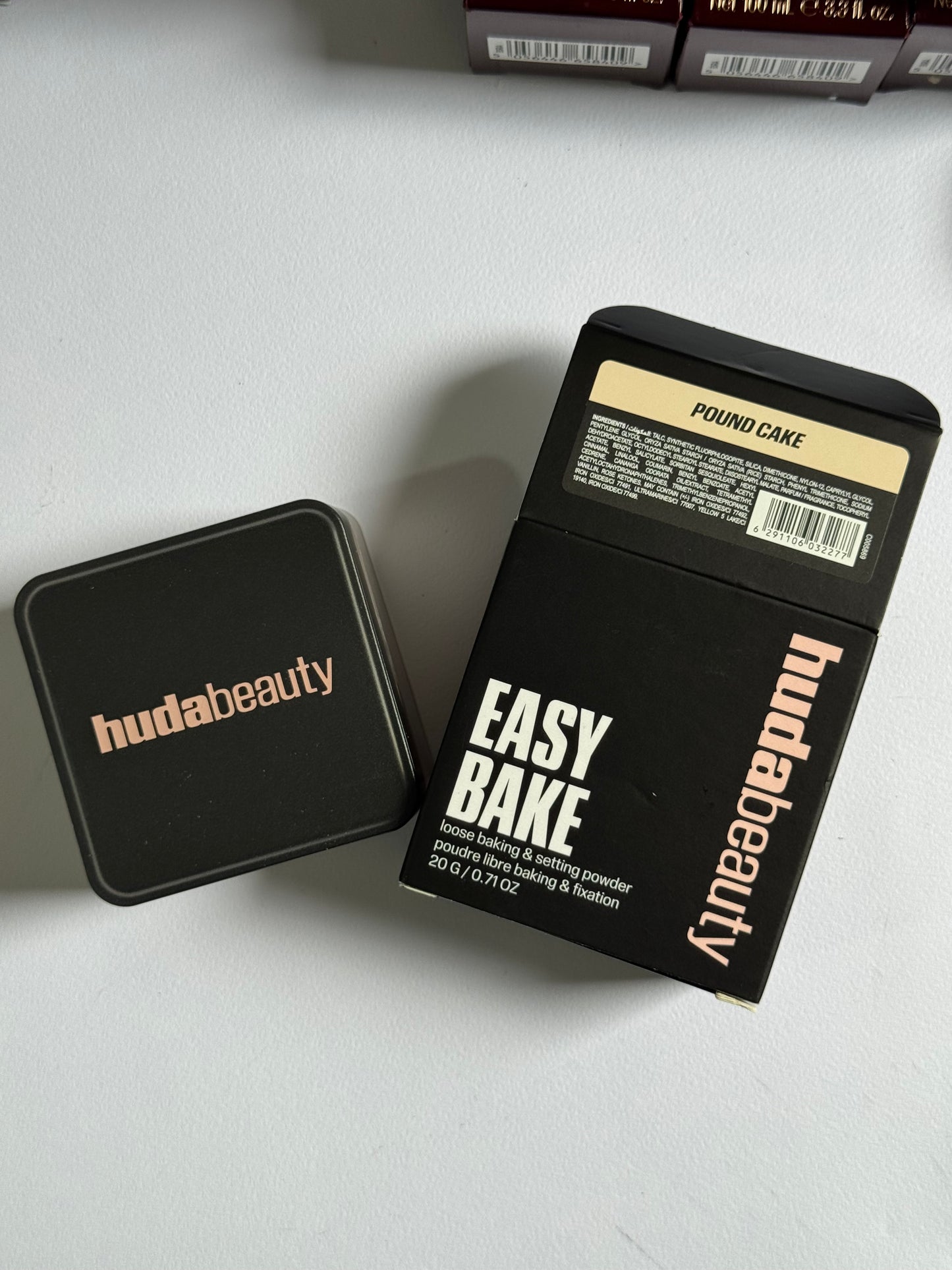 HUDA BEAUTY
Easy Bake Blurring Loose Baking & Setting Powder