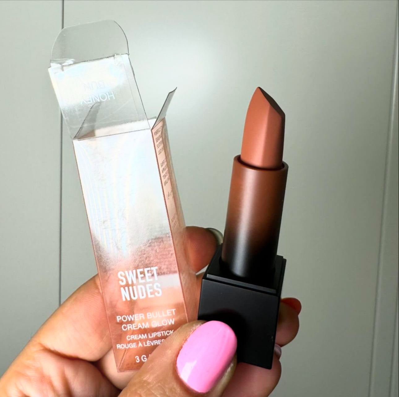 HUDA BEAUTY
Power Bullet Cream Glow Hydrating Lipstick