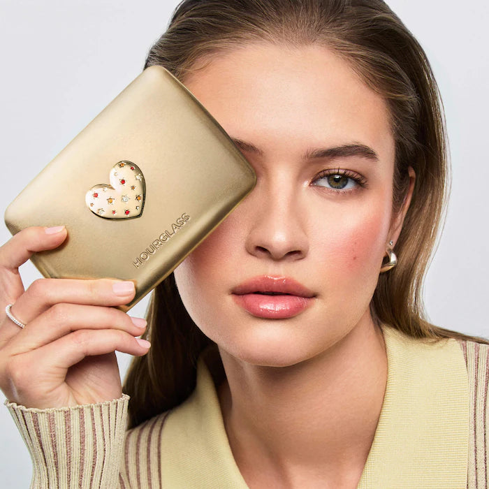Hourglass
Ambient Lighting Edit Unlocked Palette
Love Palette