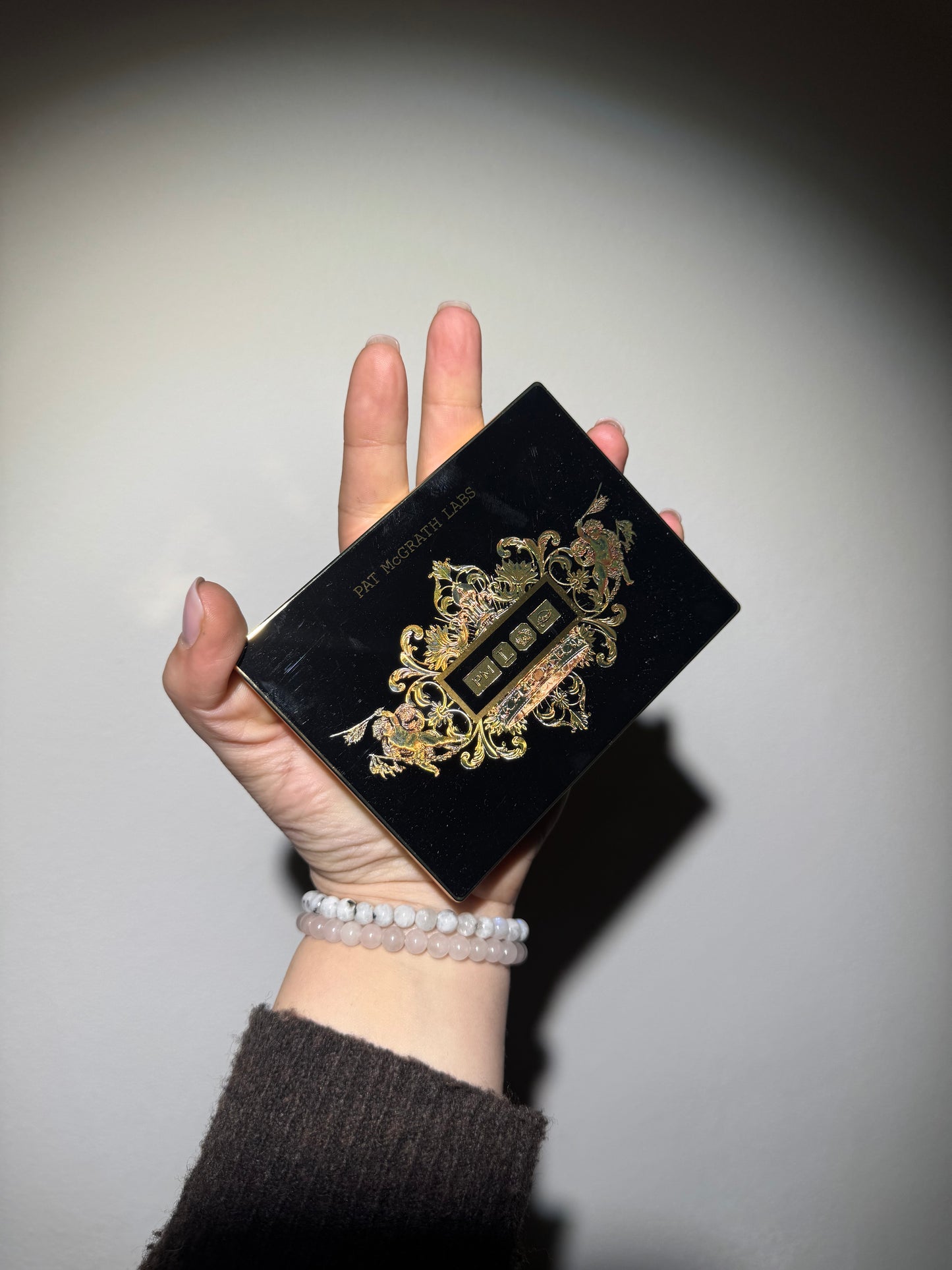 PAT McGRATH LABS
GILDED NIRVANA: MEGA EYE SHADOW PALETTE
Pa Kuti