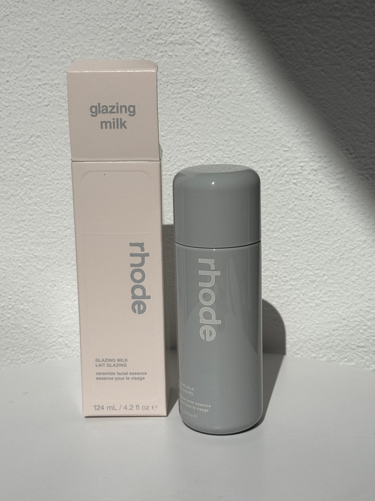 rhode
Glazing Milk Hydrating Ceramide Facial Essence 124 ml