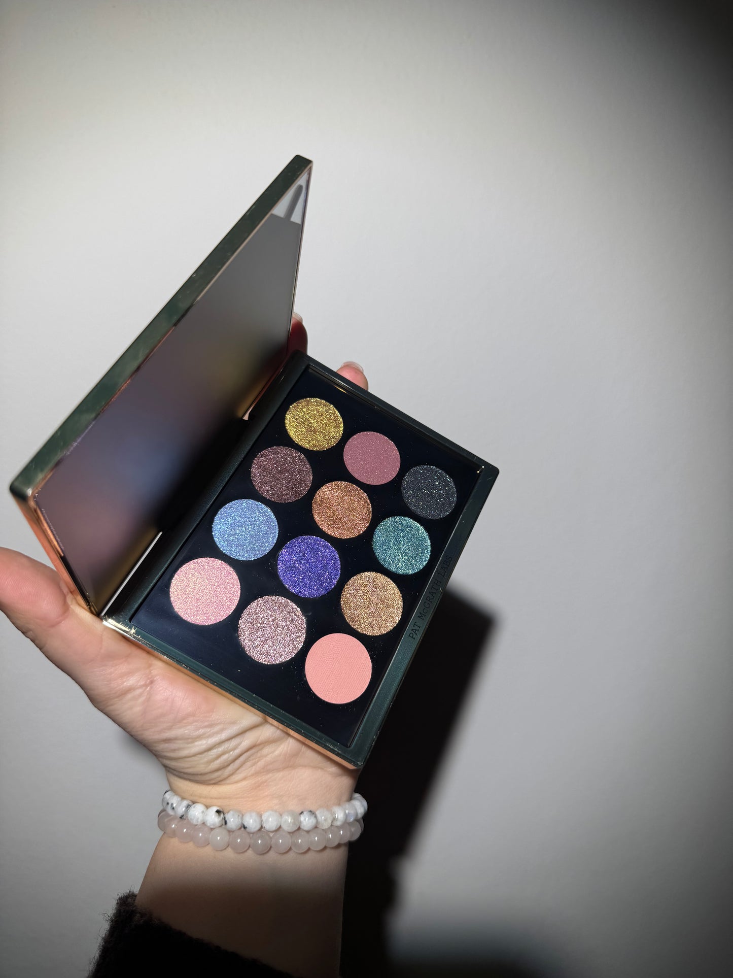 PAT McGRATH LABS
GILDED NIRVANA: MEGA EYE SHADOW PALETTE
Pa Kuti