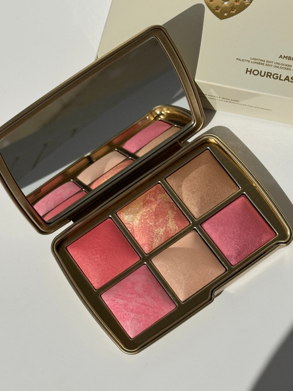 Hourglass
Ambient Lighting Edit Unlocked Palette
Love Palette