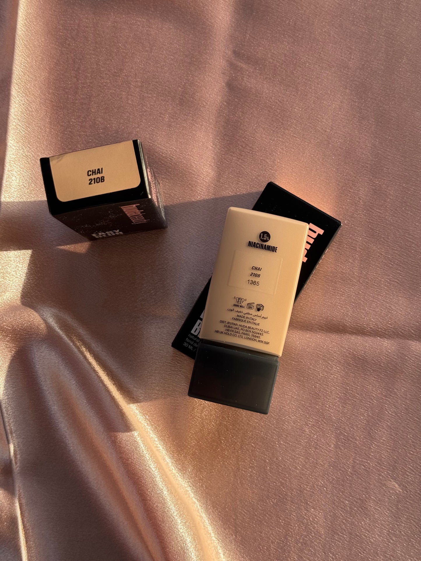 HUDA BEAUTY 
Easy Blur Natural Airbrush Foundation with Niacinamide
