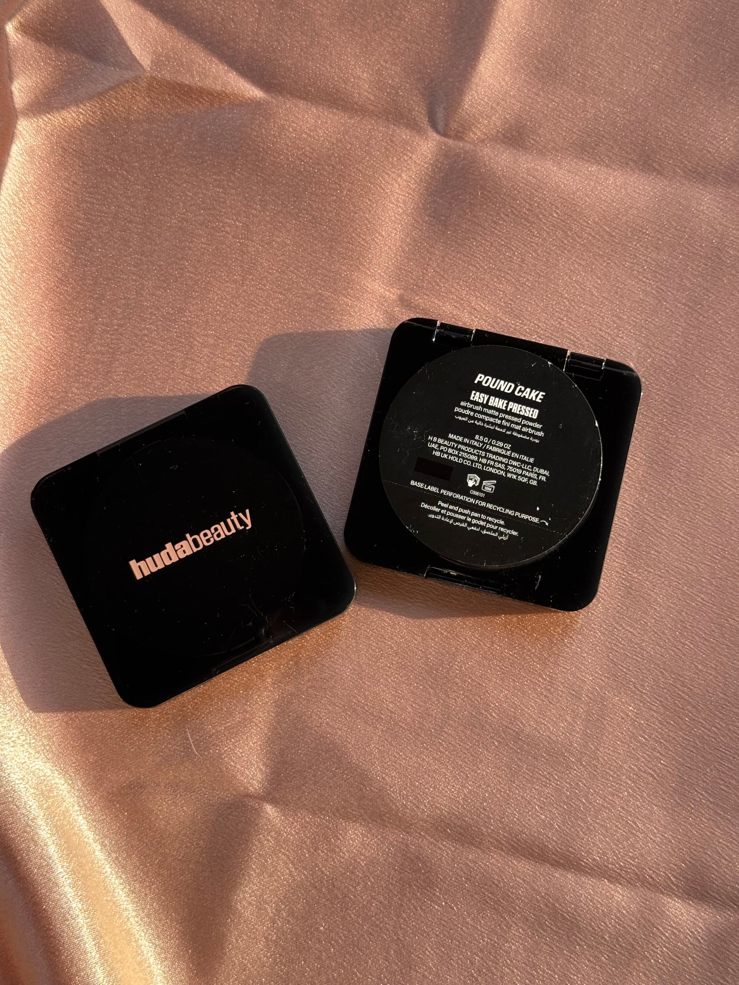 HUDA BEAUTY 
Easy Bake Airbrush Matte Pressed Setting Powder
