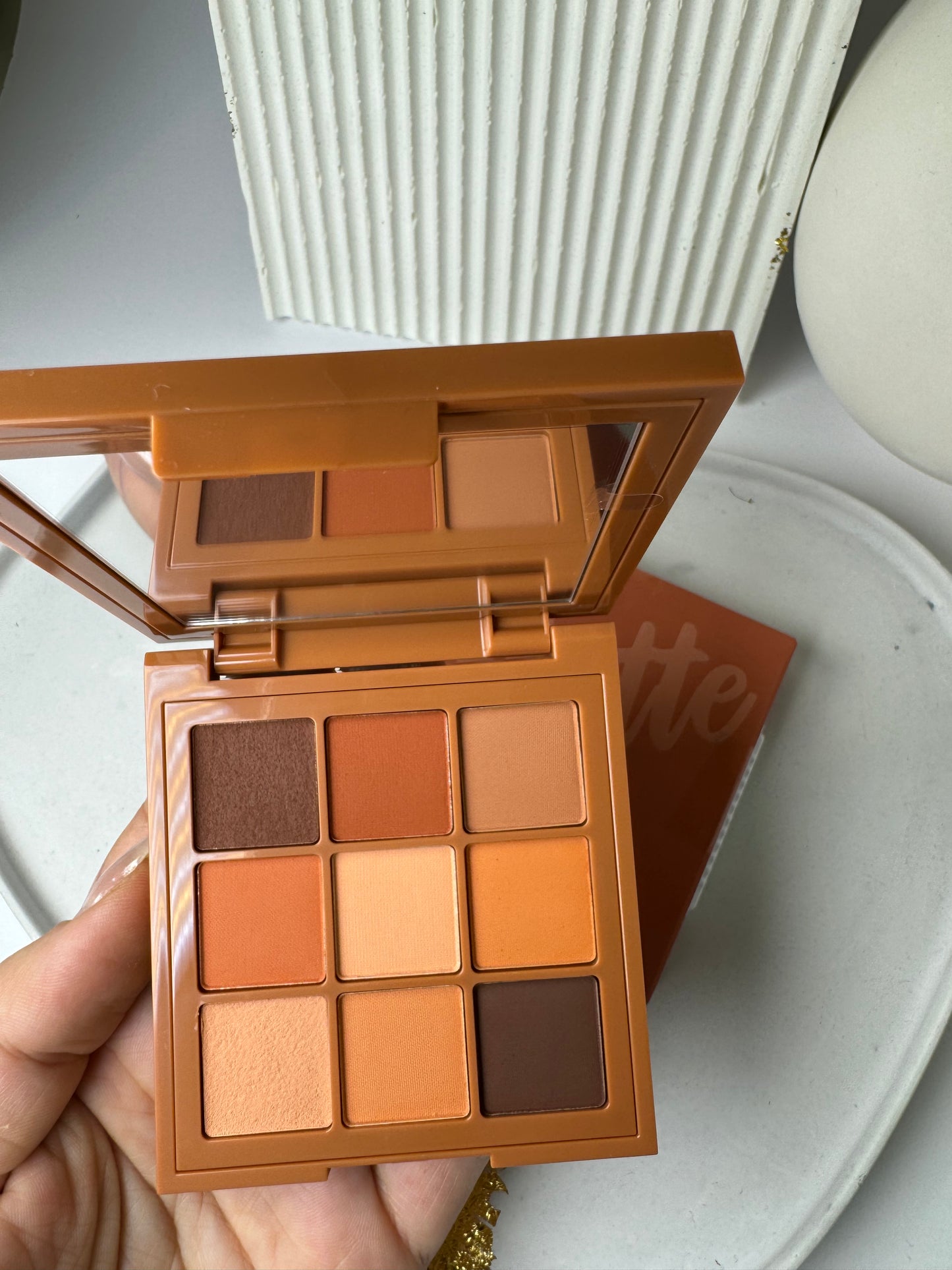 Huda Beauty                          Warm Matte Obsessions Eyeshadow Palette