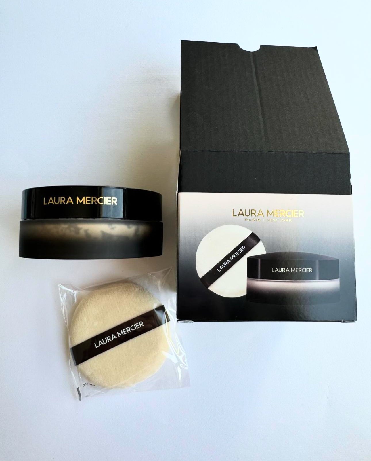 Laura Mercier
Jumbo Translucent Loose Setting Powder & Velour Puff
Limited Edition