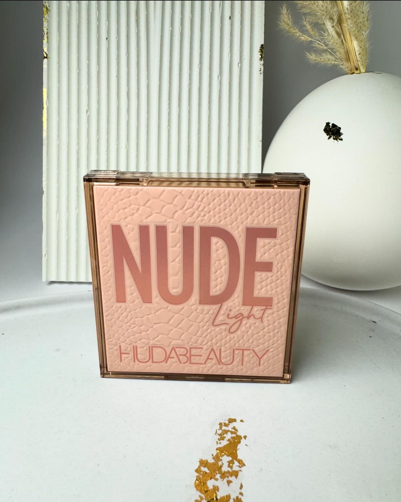 Huda Beauty
Nude Light Obsessions Eyeshadow Palette